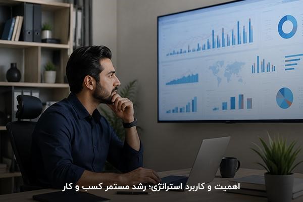 کارشناس بازاریابی مرد نشسته پشت میز با لپ‌تاپ در حال تحلیل نمودارها در نمایشگر بزرگ روی دیوار