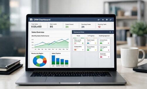 یک لپ‌تاپ روی میز کار با داشبورد CRM